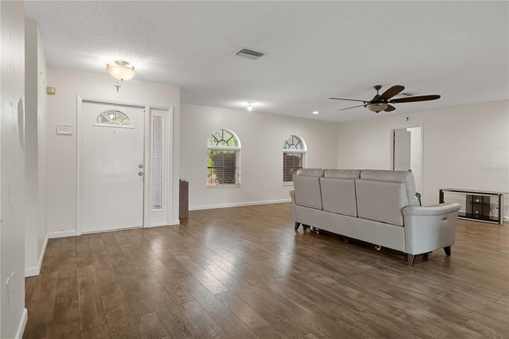 For Sale: $275,000 (3 beds, 2 baths, 2000 Square Feet)
