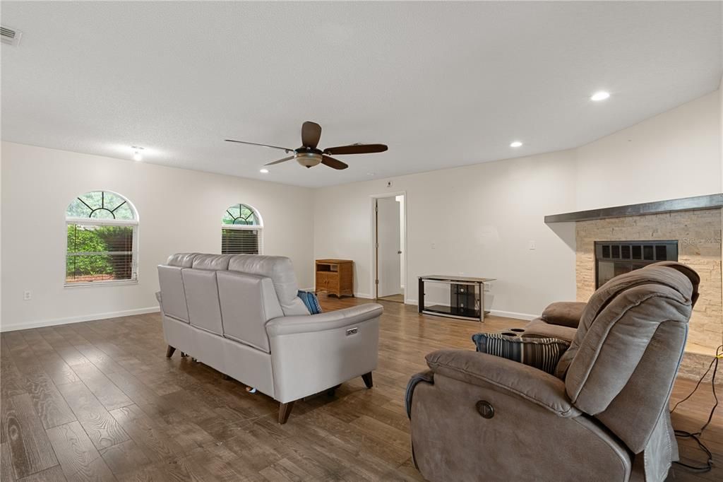 For Sale: $275,000 (3 beds, 2 baths, 2000 Square Feet)