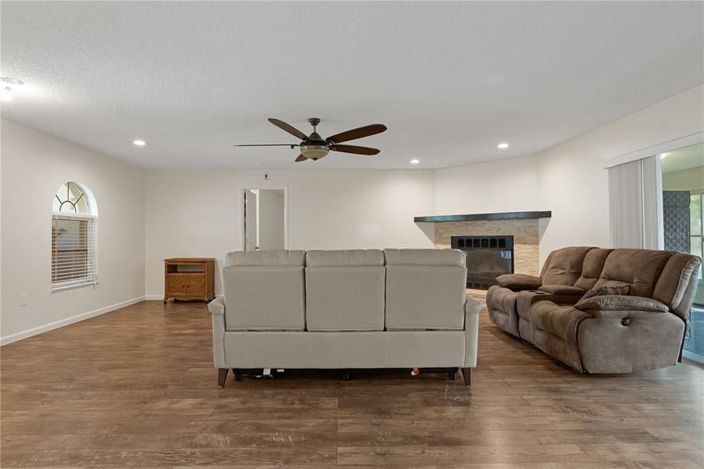 For Sale: $275,000 (3 beds, 2 baths, 2000 Square Feet)