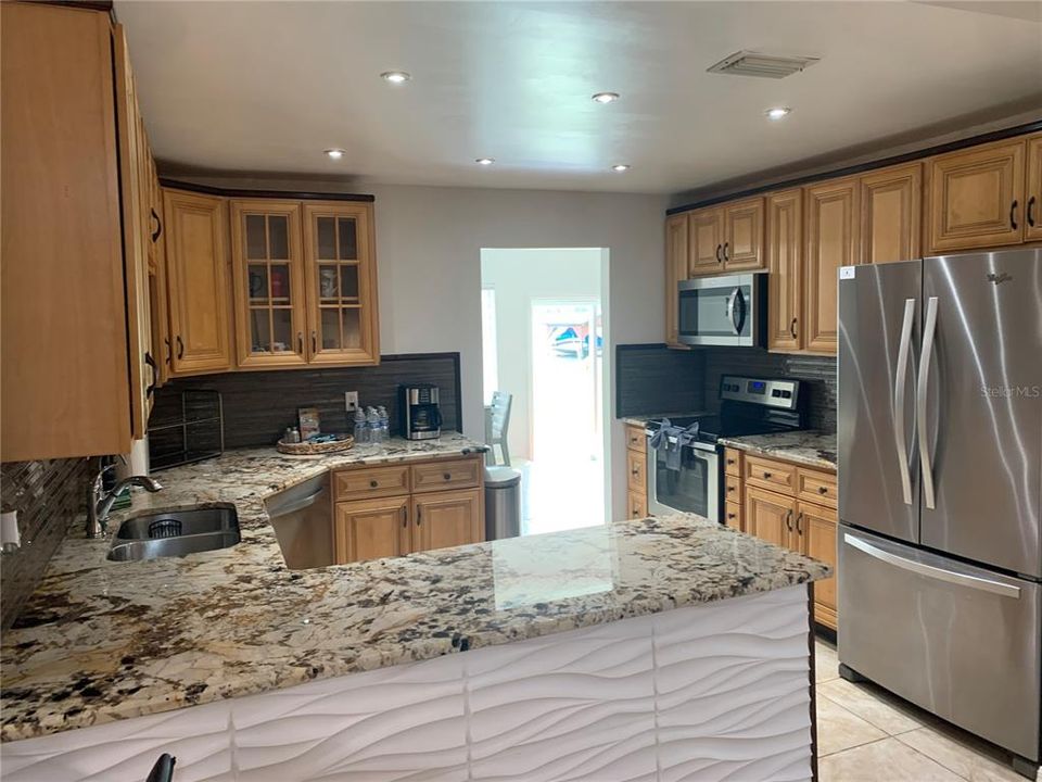 En Venta: $777,000 (3 camas, 3 baños, 2305 Pies cuadrados)