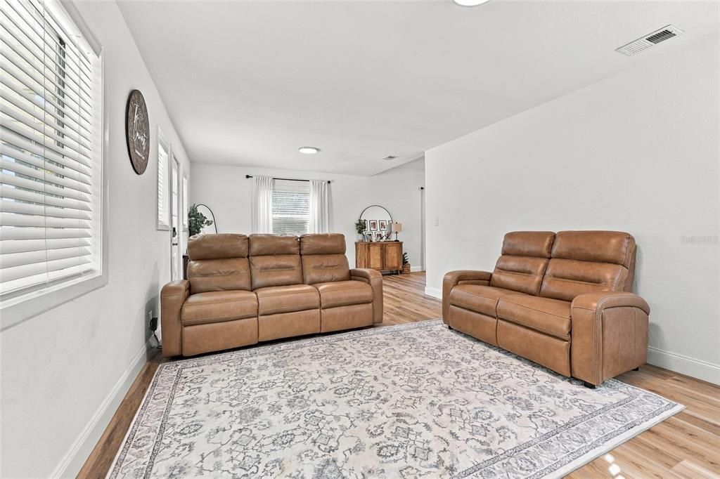 En Venta: $299,900 (2 camas, 2 baños, 1352 Pies cuadrados)