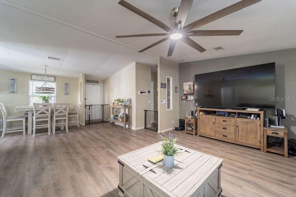 For Sale: $325,000 (3 beds, 2 baths, 1454 Square Feet)