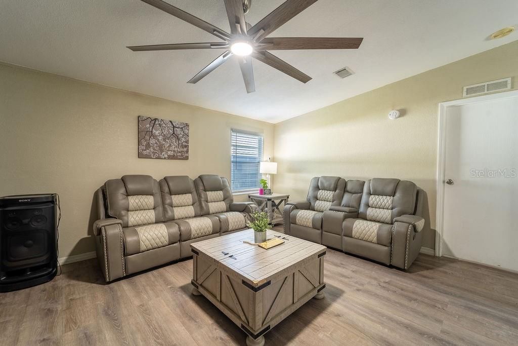 For Sale: $325,000 (3 beds, 2 baths, 1454 Square Feet)