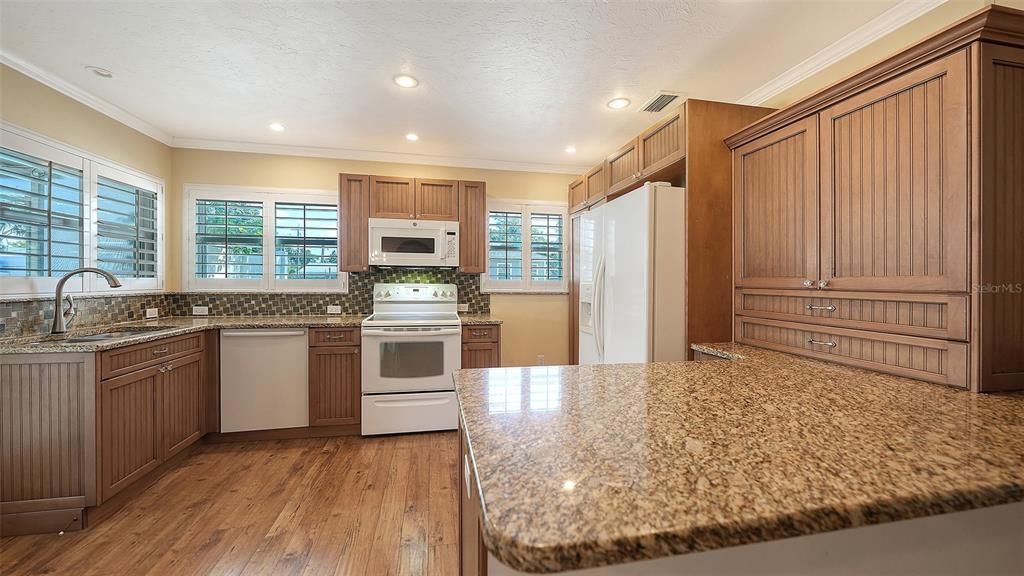 For Sale: $275,000 (2 beds, 1 baths, 1127 Square Feet)