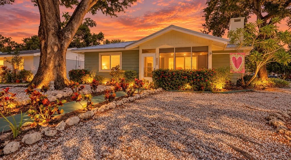 For Sale: $275,000 (2 beds, 1 baths, 1127 Square Feet)