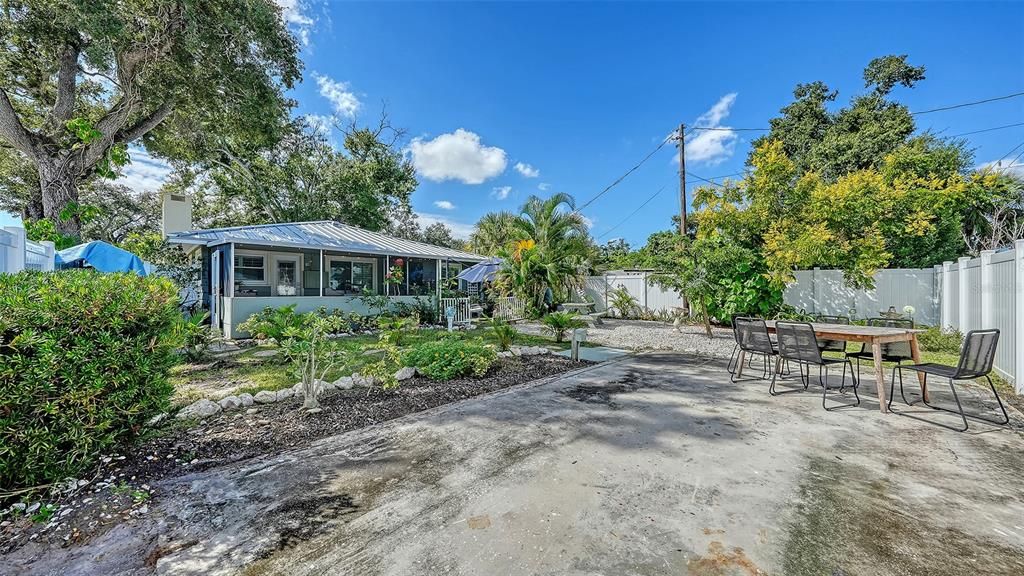 For Sale: $275,000 (2 beds, 1 baths, 1127 Square Feet)