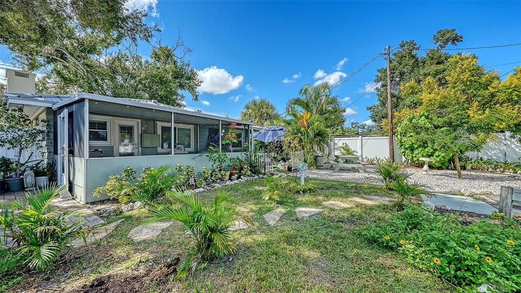 For Sale: $275,000 (2 beds, 1 baths, 1127 Square Feet)