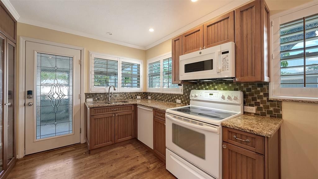 For Sale: $275,000 (2 beds, 1 baths, 1127 Square Feet)