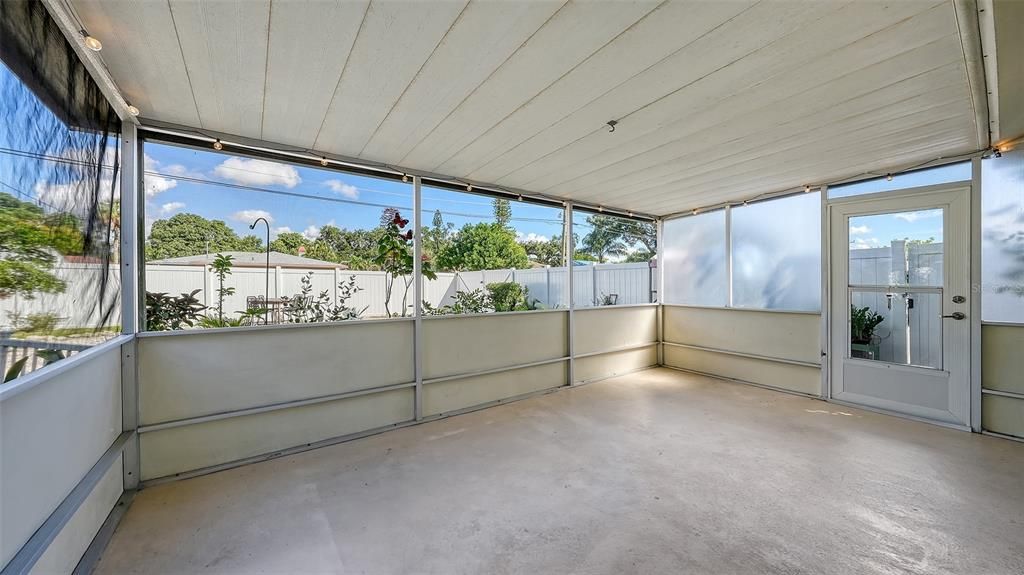 For Sale: $275,000 (2 beds, 1 baths, 1127 Square Feet)