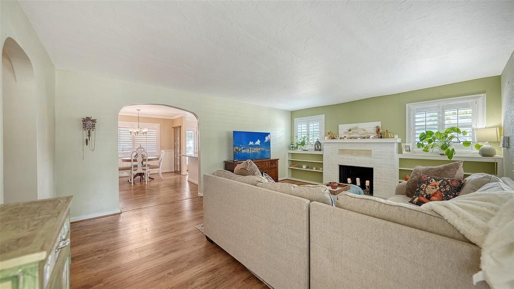For Sale: $275,000 (2 beds, 1 baths, 1127 Square Feet)