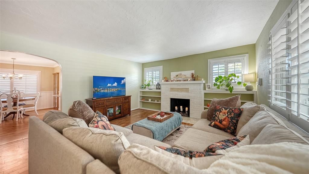For Sale: $275,000 (2 beds, 1 baths, 1127 Square Feet)