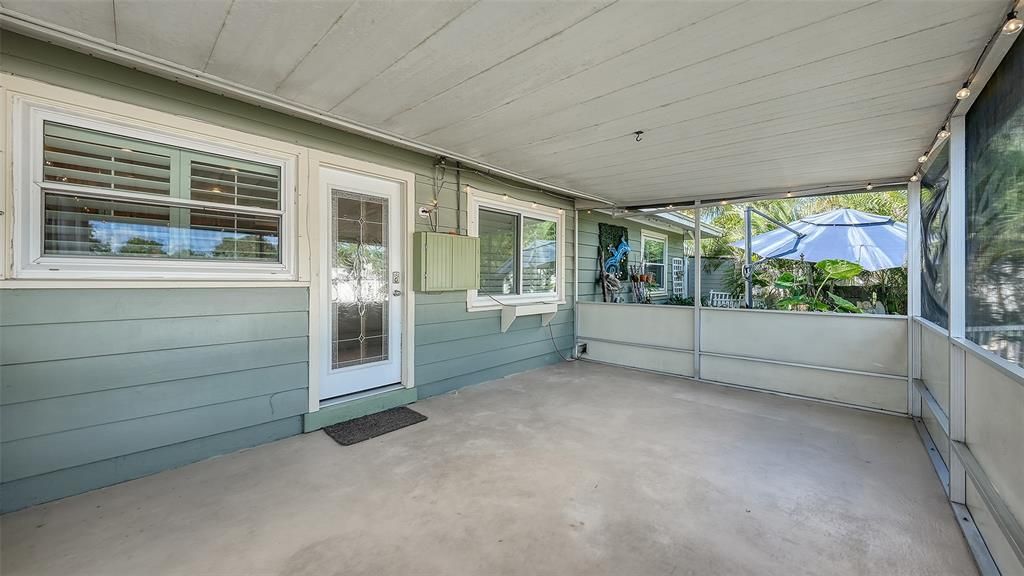 For Sale: $275,000 (2 beds, 1 baths, 1127 Square Feet)