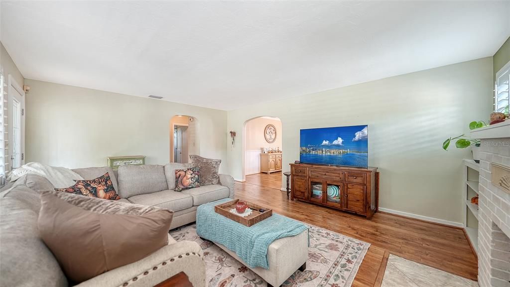 For Sale: $275,000 (2 beds, 1 baths, 1127 Square Feet)
