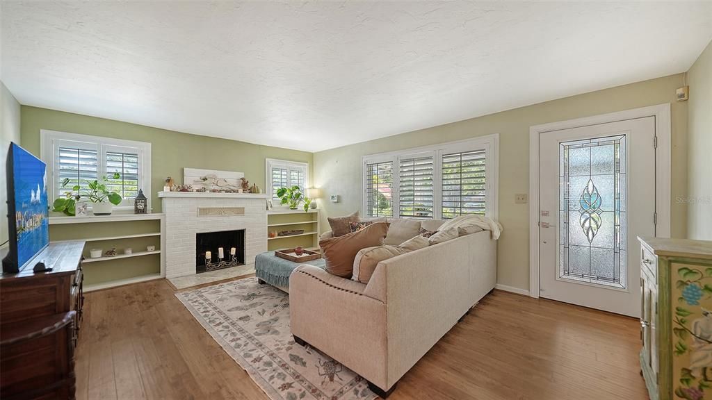 For Sale: $275,000 (2 beds, 1 baths, 1127 Square Feet)