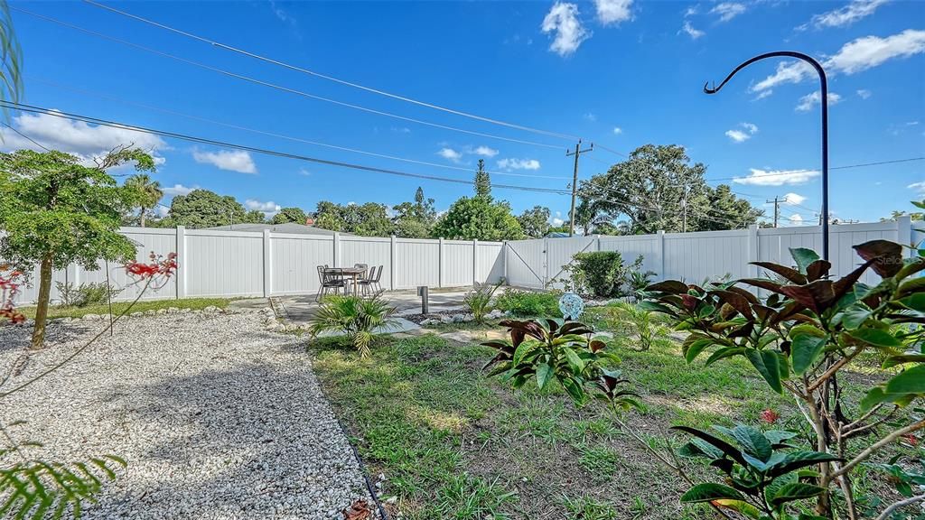 For Sale: $275,000 (2 beds, 1 baths, 1127 Square Feet)