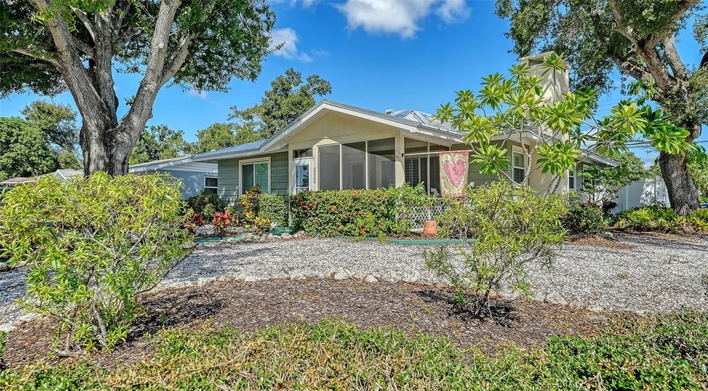 For Sale: $275,000 (2 beds, 1 baths, 1127 Square Feet)