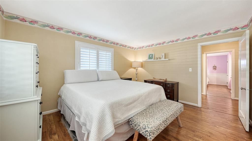 For Sale: $275,000 (2 beds, 1 baths, 1127 Square Feet)
