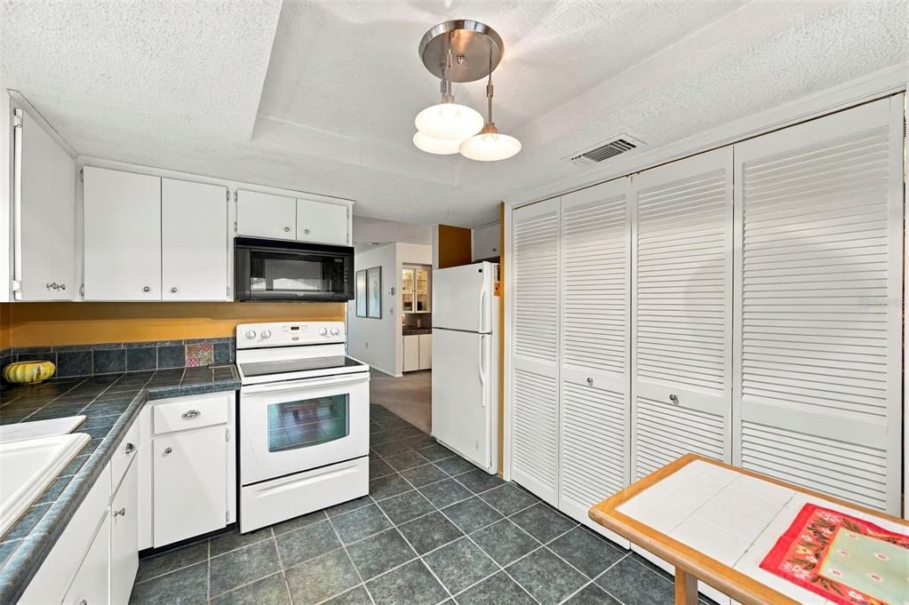 For Sale: $120,000 (2 beds, 2 baths, 1144 Square Feet)