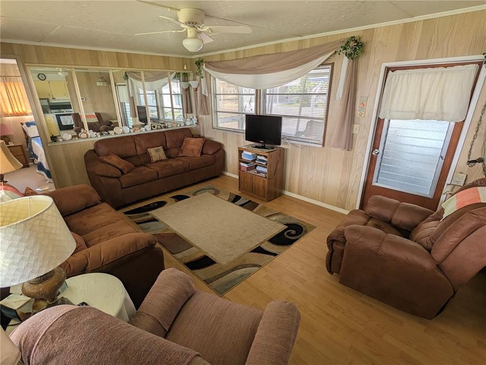 For Sale: $87,500 (2 beds, 1 baths, 684 Square Feet)