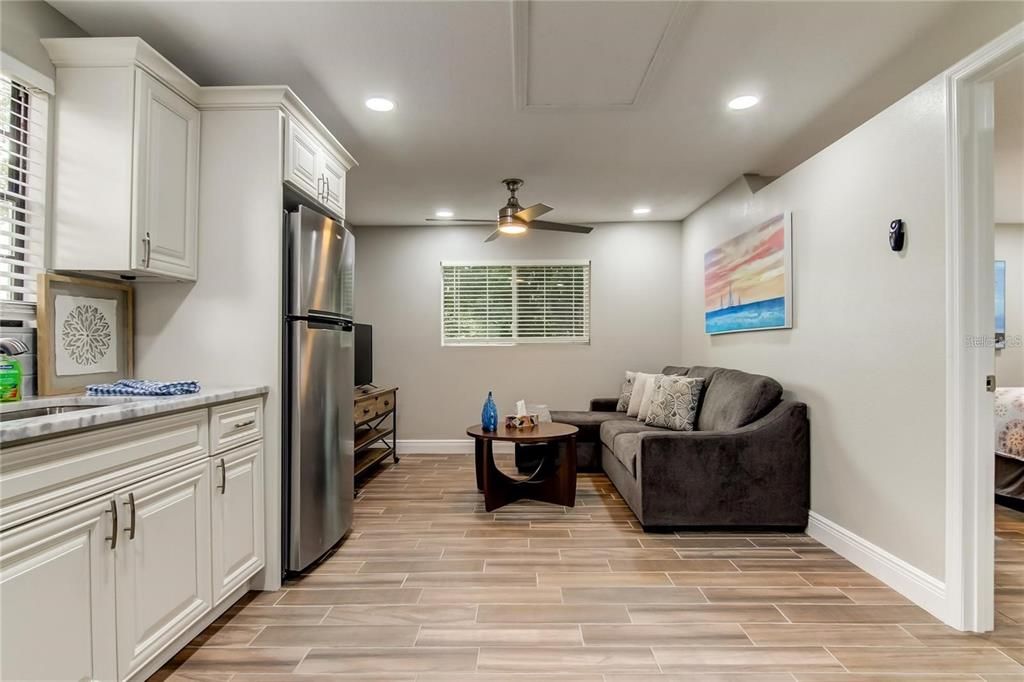 For Rent: $1,400 (1 beds, 1 baths, 725 Square Feet)