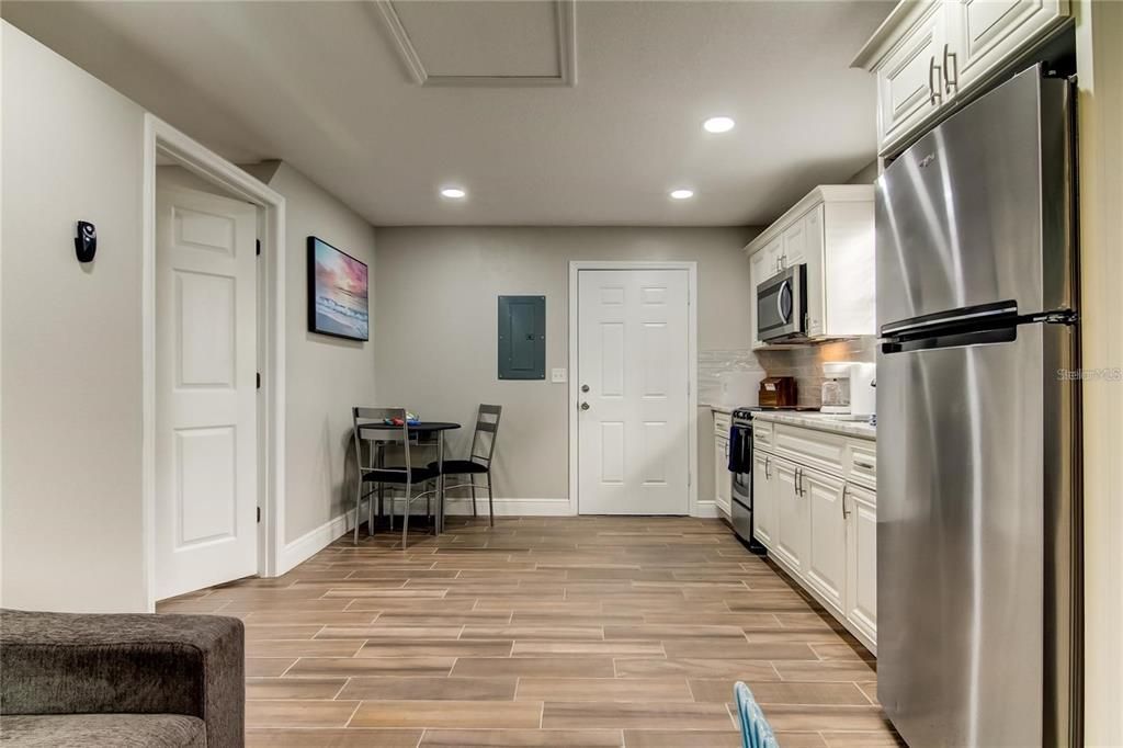 For Rent: $1,400 (1 beds, 1 baths, 725 Square Feet)