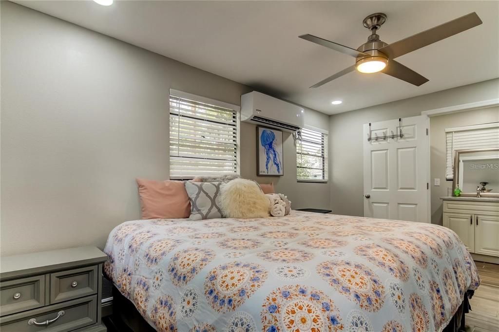 For Rent: $1,400 (1 beds, 1 baths, 725 Square Feet)