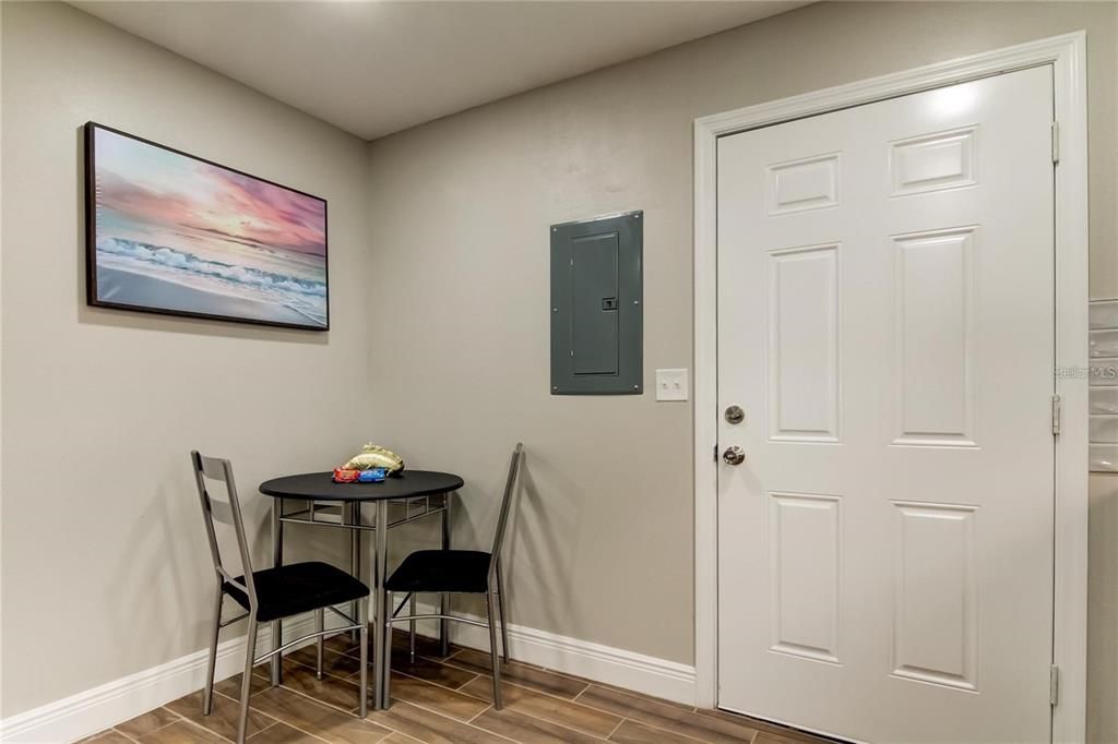 For Rent: $1,400 (1 beds, 1 baths, 725 Square Feet)