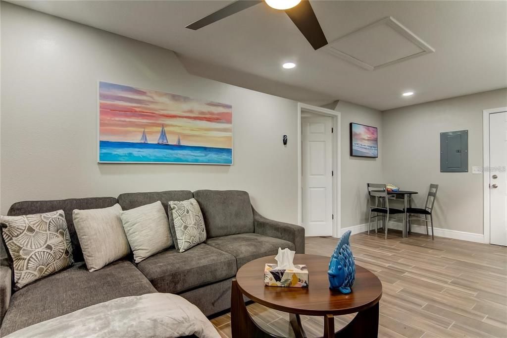 For Rent: $1,400 (1 beds, 1 baths, 725 Square Feet)
