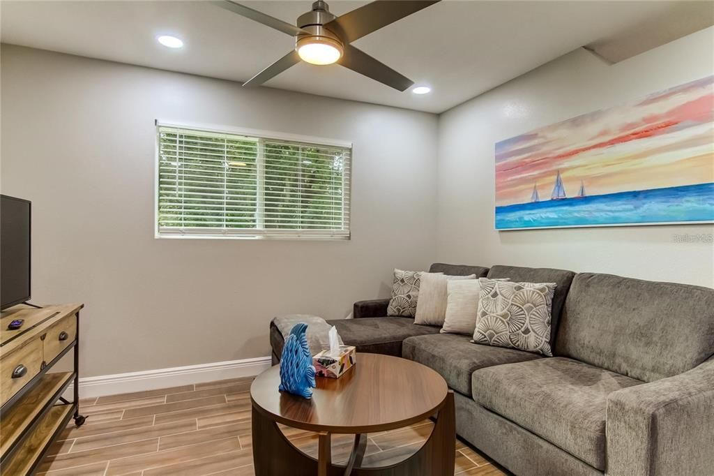 For Rent: $1,400 (1 beds, 1 baths, 725 Square Feet)