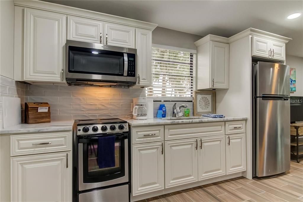 For Rent: $1,400 (1 beds, 1 baths, 725 Square Feet)
