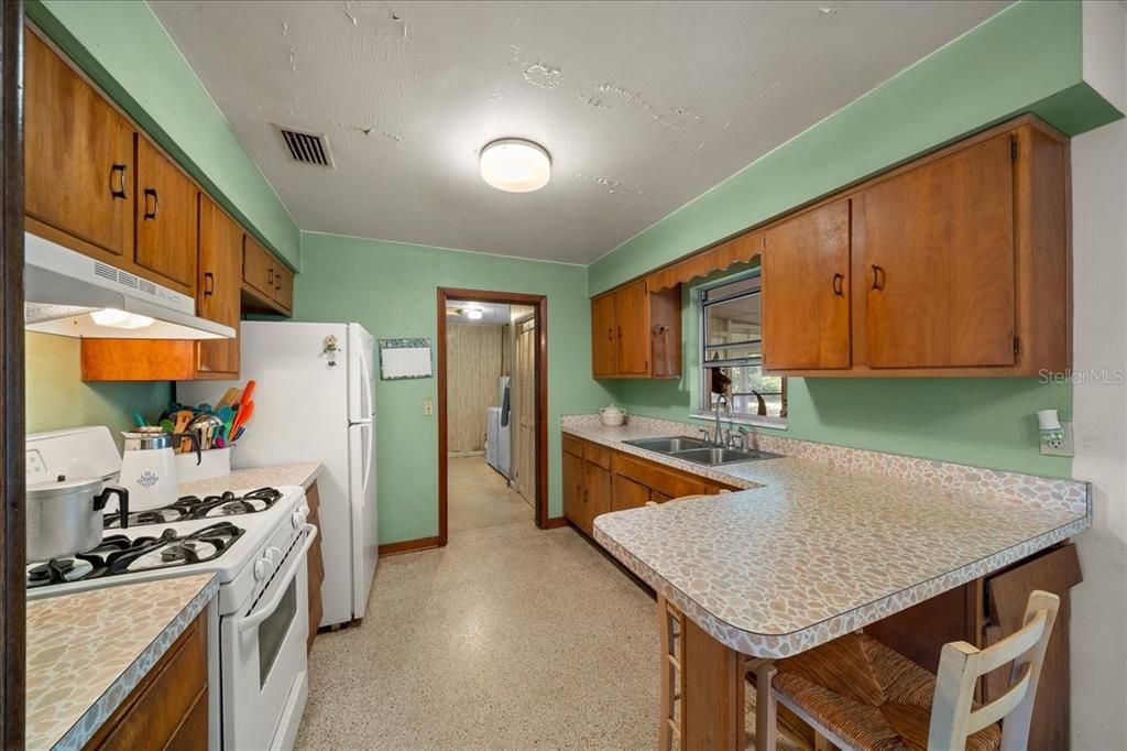 For Sale: $499,000 (6 beds, 2 baths, 1050 Square Feet)