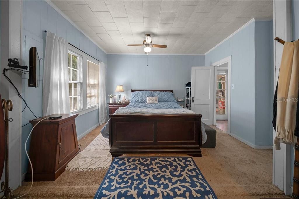 For Sale: $499,000 (6 beds, 2 baths, 1050 Square Feet)