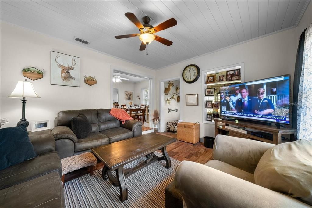 For Sale: $499,000 (6 beds, 2 baths, 1050 Square Feet)