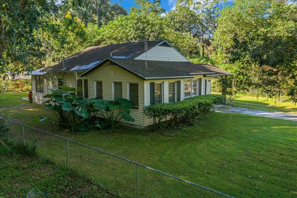 For Sale: $499,000 (6 beds, 2 baths, 1050 Square Feet)
