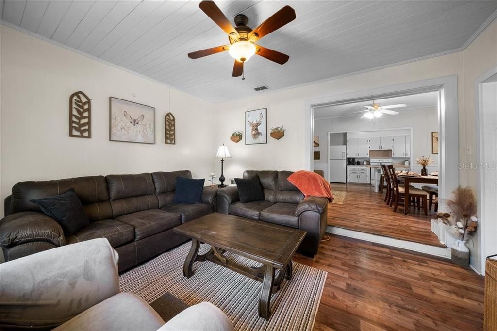 For Sale: $499,000 (6 beds, 2 baths, 1050 Square Feet)