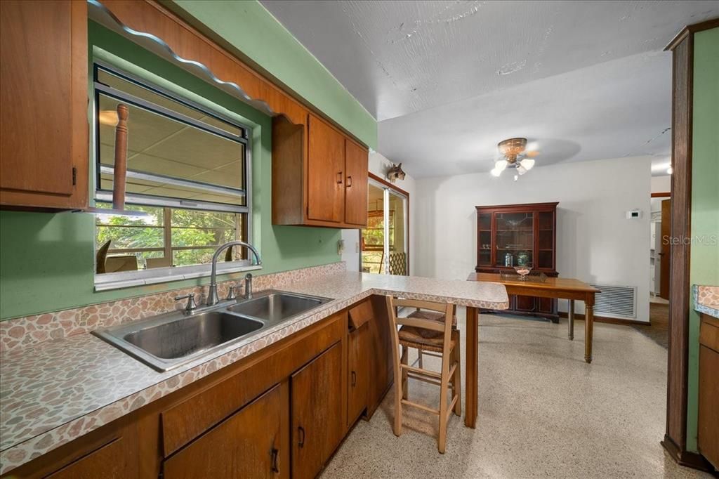 For Sale: $499,000 (6 beds, 2 baths, 1050 Square Feet)