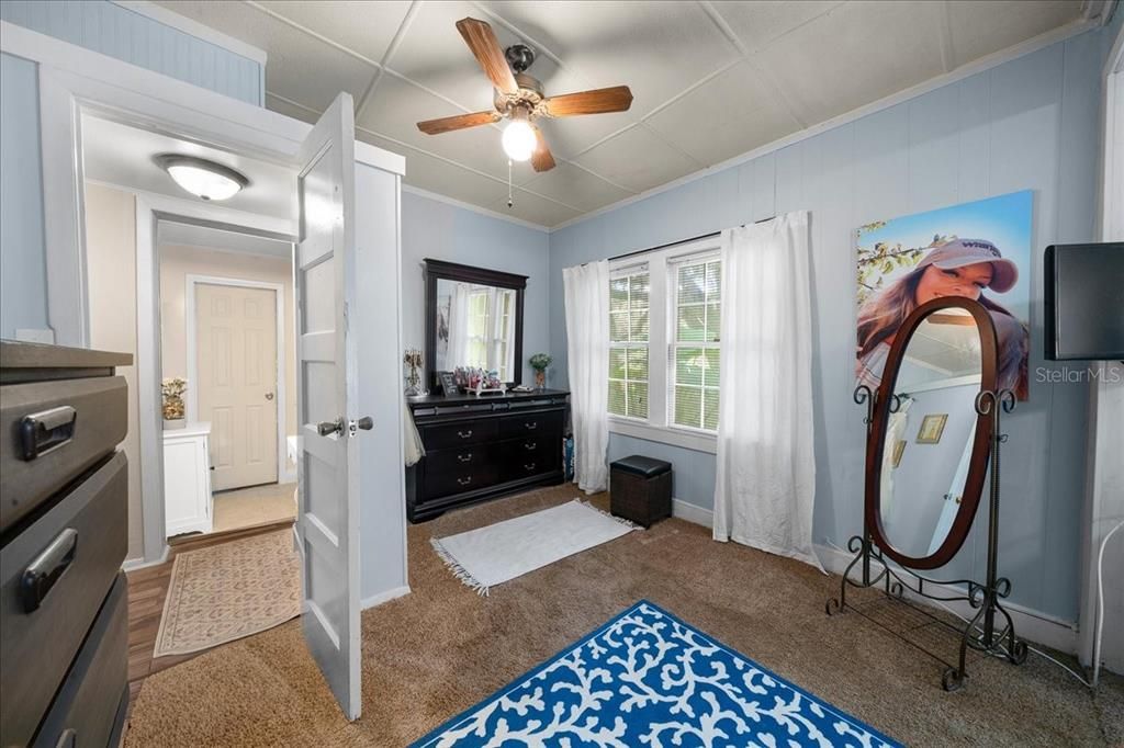 For Sale: $499,000 (6 beds, 2 baths, 1050 Square Feet)
