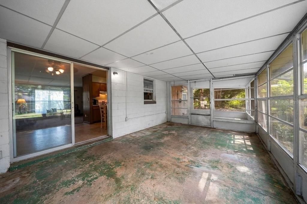 For Sale: $499,000 (6 beds, 2 baths, 1050 Square Feet)