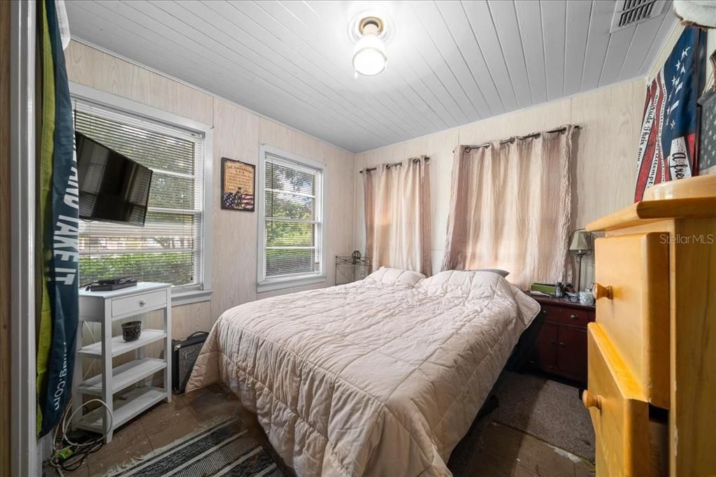 For Sale: $499,000 (6 beds, 2 baths, 1050 Square Feet)