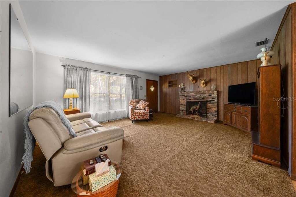 For Sale: $499,000 (6 beds, 2 baths, 1050 Square Feet)