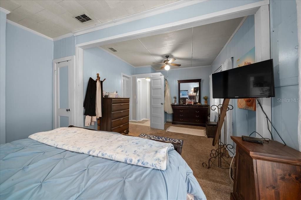 For Sale: $499,000 (6 beds, 2 baths, 1050 Square Feet)