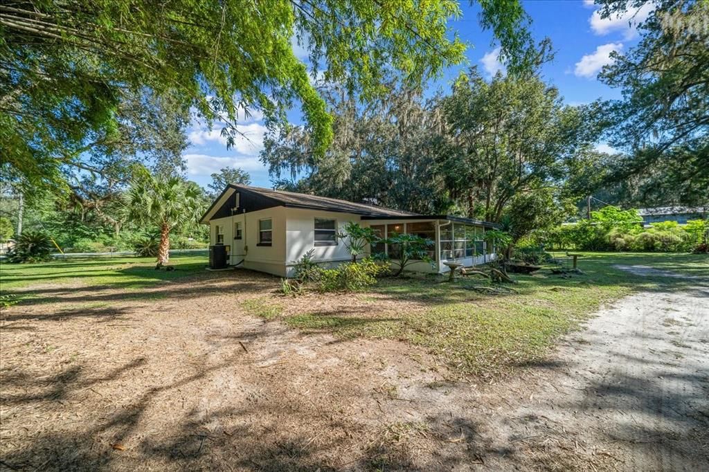 For Sale: $499,000 (6 beds, 2 baths, 1050 Square Feet)