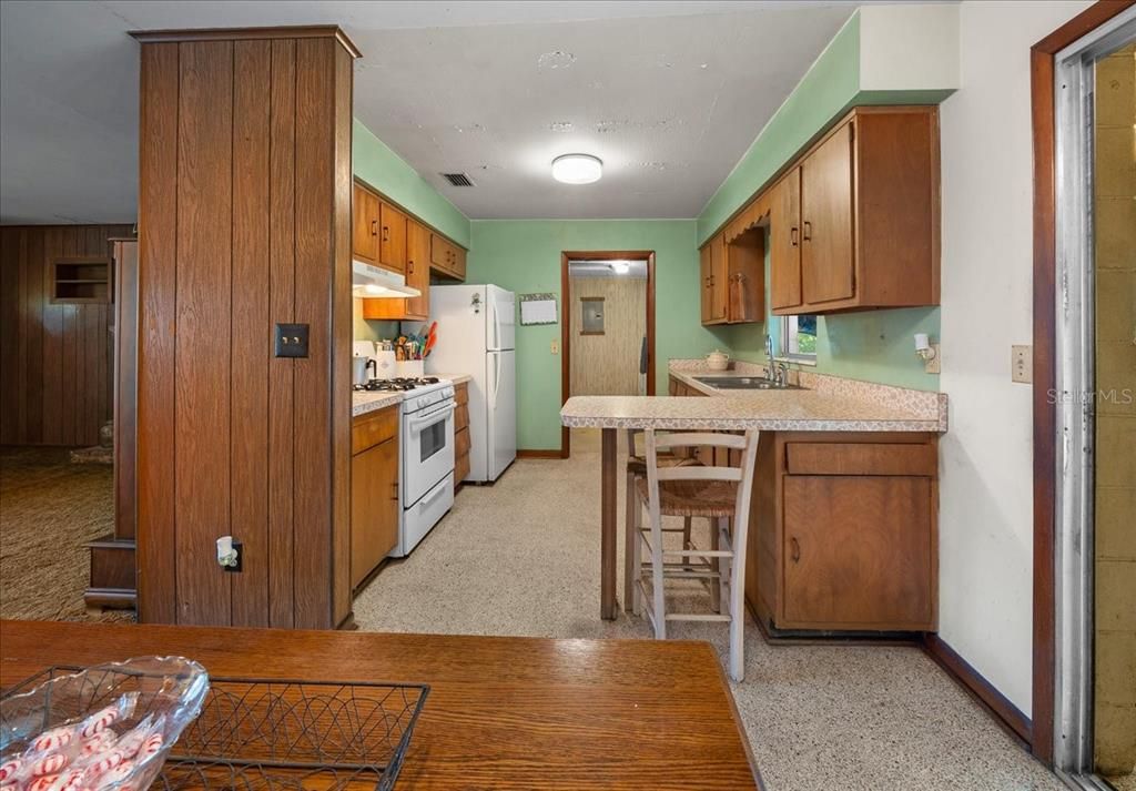 For Sale: $499,000 (6 beds, 2 baths, 1050 Square Feet)