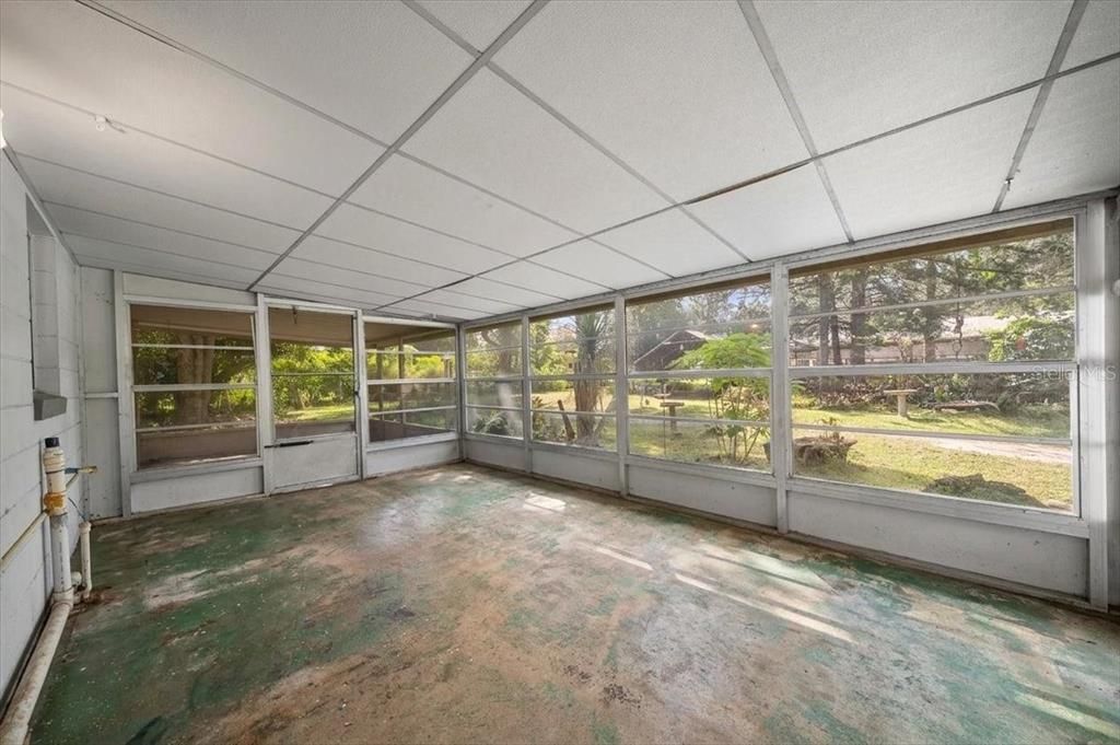 For Sale: $499,000 (6 beds, 2 baths, 1050 Square Feet)