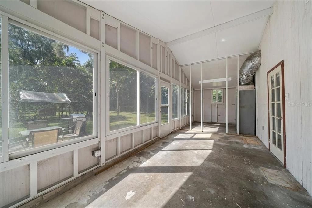 For Sale: $499,000 (6 beds, 2 baths, 1050 Square Feet)