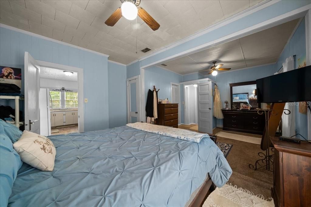 For Sale: $499,000 (6 beds, 2 baths, 1050 Square Feet)