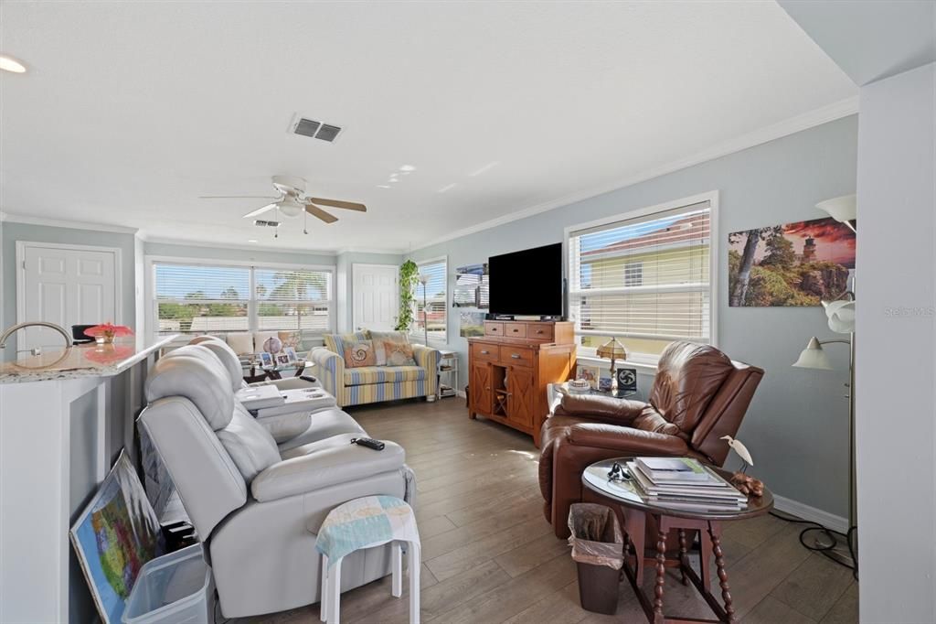 For Sale: $370,000 (3 beds, 2 baths, 1252 Square Feet)