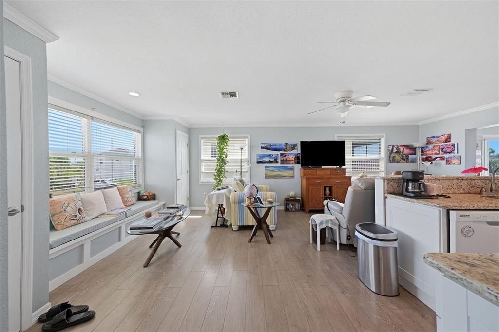For Sale: $370,000 (3 beds, 2 baths, 1252 Square Feet)