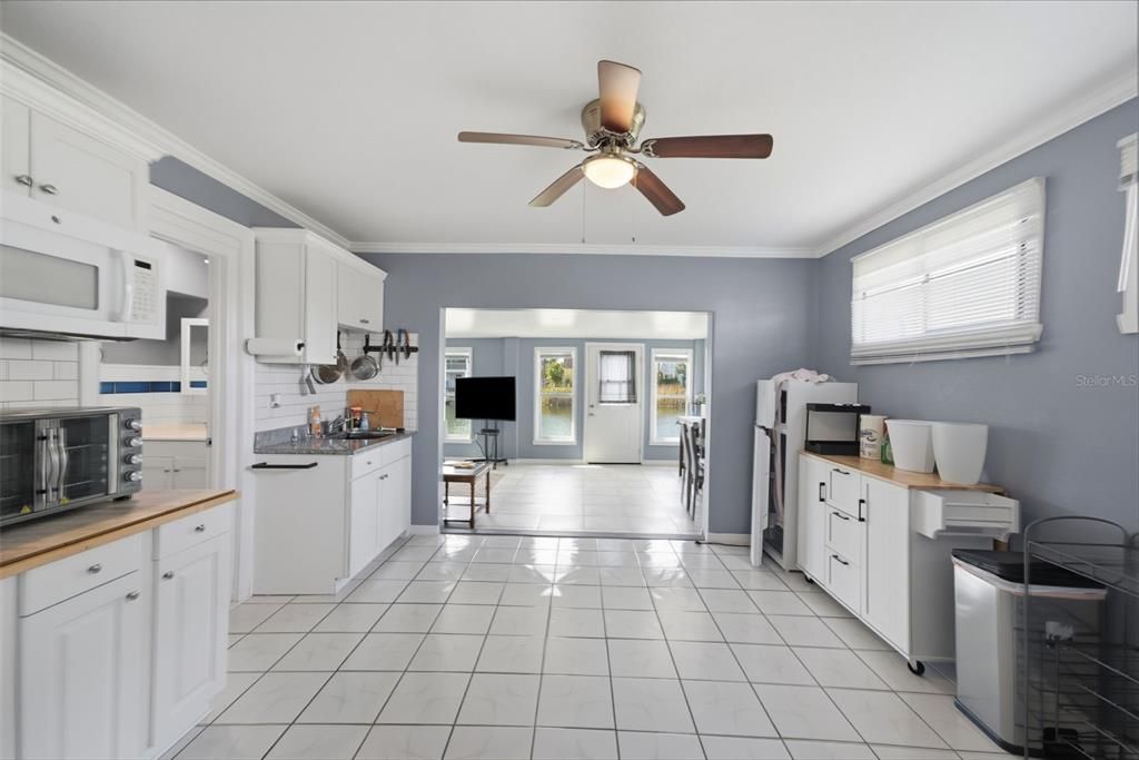 For Sale: $370,000 (3 beds, 2 baths, 1252 Square Feet)