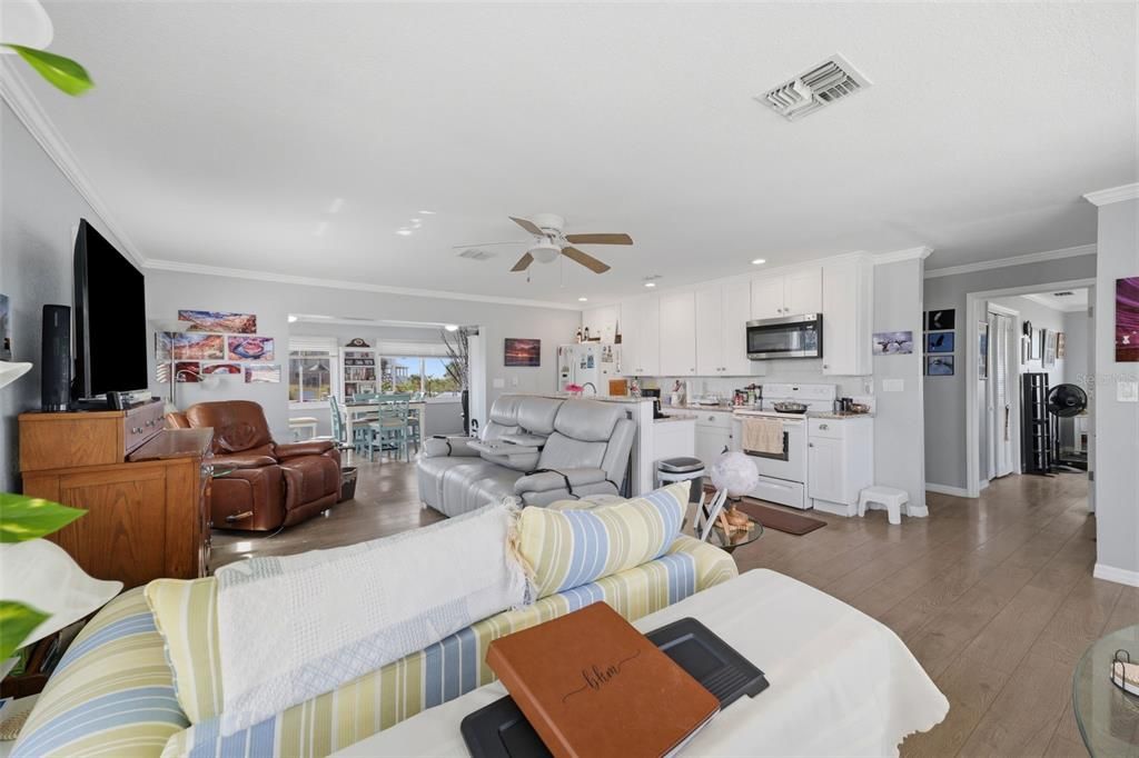 For Sale: $370,000 (3 beds, 2 baths, 1252 Square Feet)